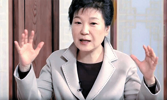 박근혜 대통령은 25일 청와대에서 정규재 한국경제신문 주필과 인터뷰를 하고, ‘최순실 국정 농단 사태’와 관련해 음모론을 제기했다. [사진 유튜브 캡처]
