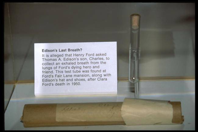 자동차 왕 헨리 포드는 토마스 에디슨을 절친한 친구이자 영웅으로 여겼다. 에디슨의 아들도 둘이 각별했던 것을 알았다. 아들은 아버지가 남긴 숨을 담은 시험관을 파라핀 왁스로 밀봉해 포드에게 보냈다. [사진 포드박물관]