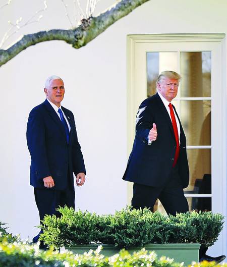도널드 트럼프 미국 대통령(오른쪽)이 25일(현지시간) 마이크 펜스 부통령과 백악관 집무실로 걸어가면서 엄지를 들어 보이고 있다.   AP뉴시스