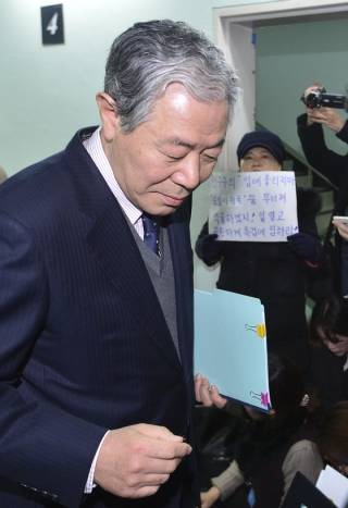 '비선실세' 최순실씨의 변호를 맡은 이경재 변호사가 26일 서울 서초구 법무법인 동북아 사무실에서 열린 특검 강압수사 주장 관련 기자회견을 마친 후 건물을 나서고 있다./ 사진=뉴스1