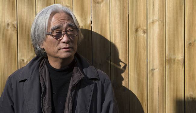 창덕궁과 담벼락을 맞댄 막다른 골목에 세워진 ‘30스튜디오’ 앞의 이윤택 씨. [조영철 기자]