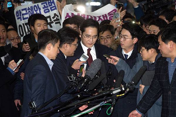 ⓒ시사IN 신선영 1월12일 이재용 삼성전자 부회장이 박영수 특별검사팀에 소환되어 피의자 신분으로 뇌물 공여 및 위증 혐의에 대해 조사를 받았다.