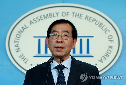 박원순 시장 대선 불출마 선언      (서울=연합뉴스) 홍해인 기자 = 박원순 서울시장이 26일 오전 서울 여의도 국회 정론관에서 대선 불출마 선언을 하고 있다. 2017.1.26      hihong@yna.co.kr