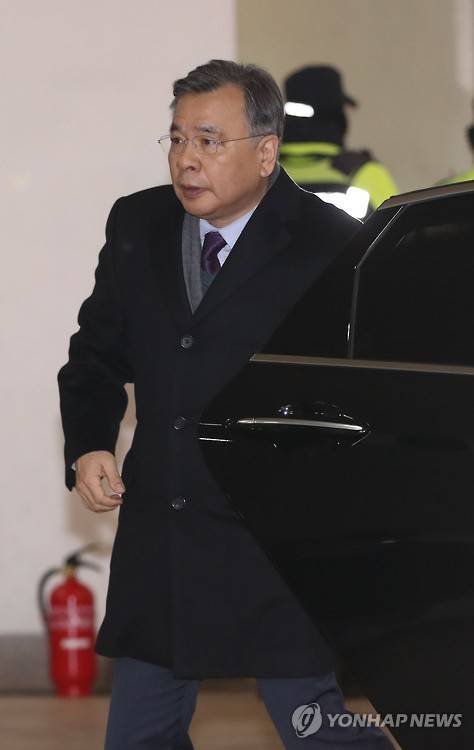 박영수 특별검사가 26일 오전 서울 강남구 대치동 특검팀으로 출근하고 있다.
