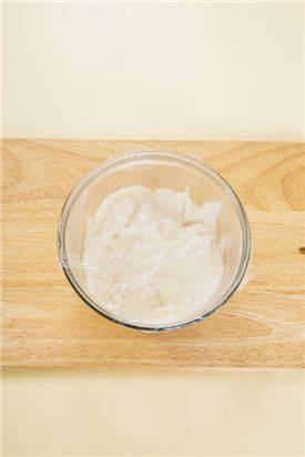 2. 랩을 씌워 전자레인지에 넣어 2분간 돌린 후 반죽을 섞어준다.