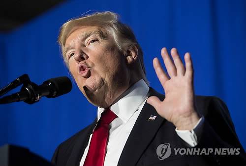 트럼프 "멕시코 장벽 건설 시작합시다!"        (워싱턴 AFP=연합뉴스) 도널드 트럼프 미국 대통령은 25일(현지시간) 국토안보부를 방문한 자리에서 불법이민자 유입 차단을 위한 멕시코 국경 장벽 건설 계획에 관한 행정명령에 서명했다. 사진은 트럼프 대통령이 국토안보부 직원들을 대상으로 연설하는 모습.       sims@yna.co.kr
