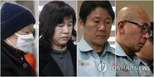 박영수 특별검사팀이 설 연휴 첫날인 27일 최순실씨 딸 정유라(21)씨의 이화여대 입시·학사 비리와 관련해 김경숙(62) 전 신산업융합대학장(왼쪽), 이인성(54) 의류산업학과 교수(왼쪽에서 2번째), 남궁곤(55) 전 입학처장(왼쪽에서 3번째)과 블랙리스트 관련해 차은택 전 창조경제추진단장을 구치소에서 소환해 조사 중이다.