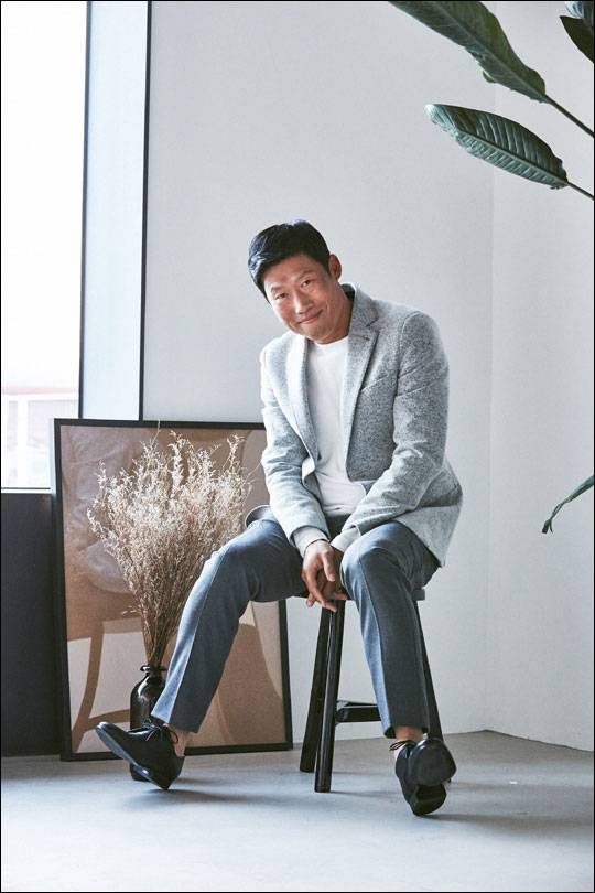 배우 유해진은 영화 '공조'에서 생계형 남한 형사 강진태로 분해 현빈과 호흡을 맞췄다.ⓒCJ엔터테인먼트