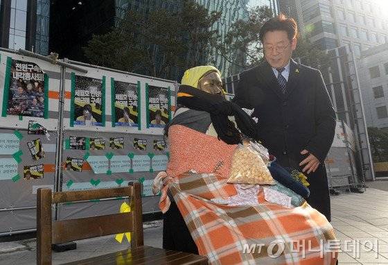 더불어민주당 대선주자인 이재명 성남시장이 28일 서울 종로구 옛 일본대사관 앞 평화의 소녀상을 방문해 소녀상을 바라보고 있다. /사진=뉴스1