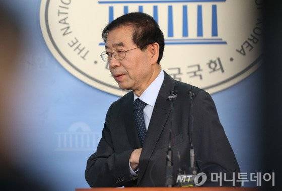 야권 대선주자인 박원순 서울시장이 지난 26일 서울 여의도 국회 정론관에서 기자회견을 열고 대선 불출마 선언한 뒤 회견장을 나서고 있다. /사진=뉴스1