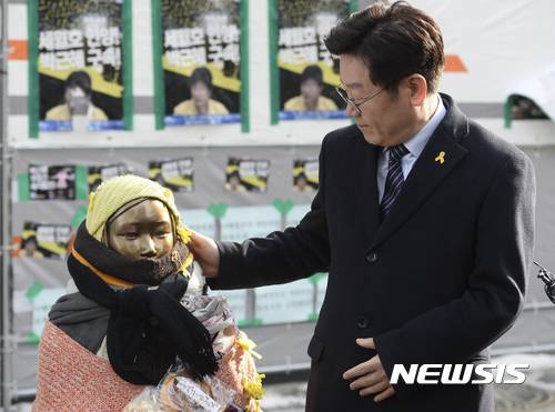 【서울=뉴시스】최진석 기자 = 설날인 28일 오후 서울 종로구 옛 일본대사관 앞 소녀상을 찾은 이재명 성남시장이 소녀상을 바라보고 있다. 2017.01.28.   myjs@newsis.com