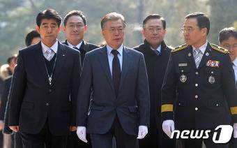 문재인 전 더불어민주당 대표가 26일 오전 서울 서초구 서울소방학교를 방문해 충혼탑에 참배하기 위해 이동하고 있다. 2017.1.26/뉴스1 © News1 구윤성 기자