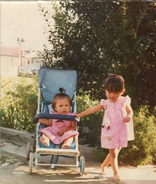 장녀인 정미현 대표 밑으로 한 살 아래 여동생인 정주현 실장과 다섯 살 아래 남동생이 있었지만, 아버지를 가장 많이 닮은 자식은 정 대표였다. 어린 시절 여동생의 유모차를 끌어주던 정 대표의 모습. /사진제공=정미현 대표