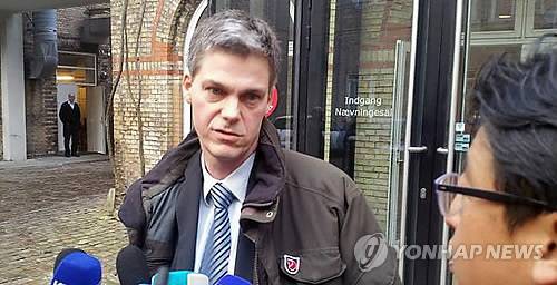 정유라 구금 재연장 설명하는 담당 검사         (올보르=연합뉴스) 김유원 통신원 = 덴마크 검찰의 요청으로 30일 오전(현지시간) 올보르 지방법원에서 열린 정유라 씨 구금 재연장 심리가 끝난 뒤 담당 검사인 데이비드 슈미트 헬프런드가 구금 재연장 결정에 대해 설명하고 있다. 법원은 정 씨를 2월 22일까지 구금하기로 결정했다. 2017.1.30     photo@yna.co.kr