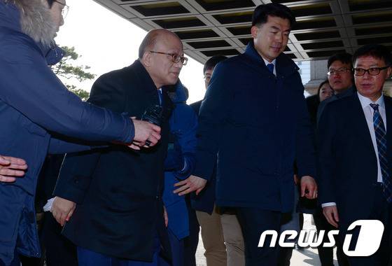 박한철 헌법재판소장이 31일 오전 서울 종로구 재동 헌법재판소로 출근을 하고 있다. 박 소장은 오늘 헌법재판소에서 퇴임식을 갖고 6년 간의 헌법재판소 재판관 직무를 내려놓는다.2017.1.31/뉴스1 © News1 박정호 기자