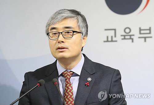교과서 최종본 공개하는 이영 차관      (세종=연합뉴스) 이진욱 기자 = 31일 오전 정부세종청사 교육부에서 이영 차관이 역사교과서 최종본 공개를 하고 있다.  cityboy@yna.co.kr