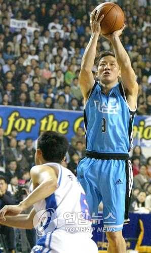 2004 프로농구 챔피언 결정전 3차전  2일 전북 전주실내체육관에서 열린 2004 프로농구 챔피언 결정전 3차전에서 삼보의 허재가 3점 슛을 하고 있다./홍인철/체육/농구/  2004.4.2  (전주=연합뉴스)  ichong@yna.co.kr
