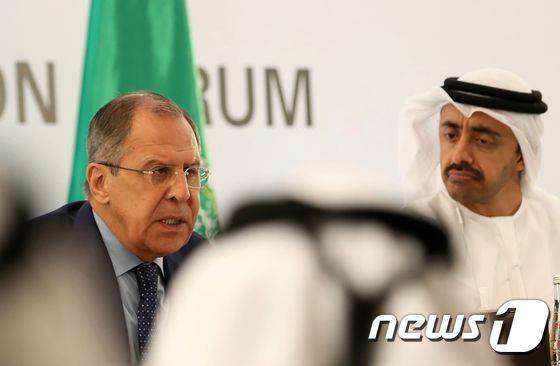 셰이크 압둘라 빈 자예드 알 나히안 아랍에미리트(UAE) 외무장관(오른쪽)과 세르게이 라브로프 러시아 외무장관. © AFP=뉴스1