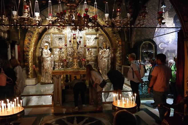 성묘교회 안에 있는 제단. 바로 이곳에서 예수를 십자가에 매달렸고, 숨을 거두었다. 제단에는 십자가에 못박힌 예수의 상이 서 있다. 순례객들은 그 앞에서 무릎을 꿇고 기도를 했다.