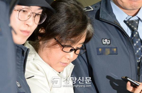 두번째 체포영장이 발부된 비선실세 최순실씨가 1일 서울 강남 특검 사무실로 강제 소환돼 조사실로 가고 있다. /김영민 기자 viola@kyunghyang.com