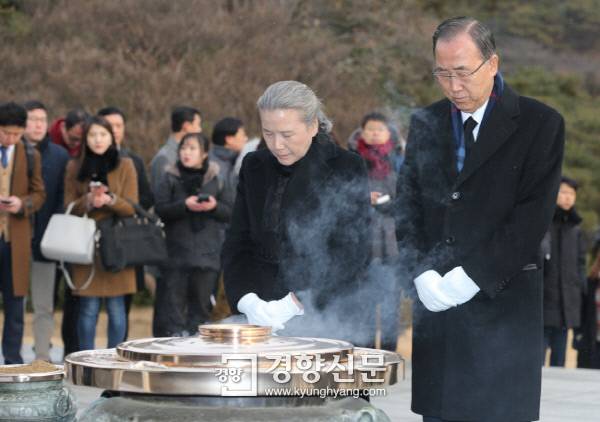 반기문 전 유엔 사무총장과 부인 유순택씨가 지난 13일 오전 서울 동작동 국립현충원 현충탑에 헌화 분향하며 참배하고 있다.  / 정지윤 기자