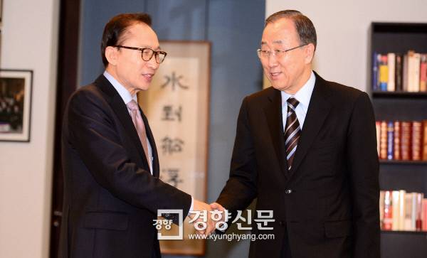 반기문 전 유엔 사무총장이 19일 서울 대치동 이명박 전 대통령의 사무실에서 이 전 대통령과 만나 인사하고 있다. /강윤중 기자