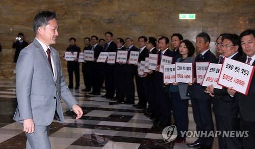 새누리당 사퇴 요구 속 표창원 입장      (서울=연합뉴스) 배재만 기자 = 여성 모독과 성희롱, 노인 폄하 논란에 휘말린 더불어민주당 표창원 의원이 1일 오후 국회 본회의장 입구에서 자신의 사퇴를 촉구하는 새누리당 의원들 사이로 입장하고 있다.     scoop@yna.co.kr
