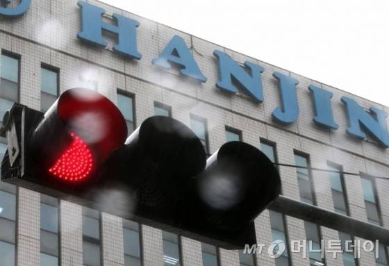 서울 여의도 본사에서 이사회를 진행하는 가운데 본사 앞 신호등에 빨간불이 켜져 있다. /사진=홍봉진 기자