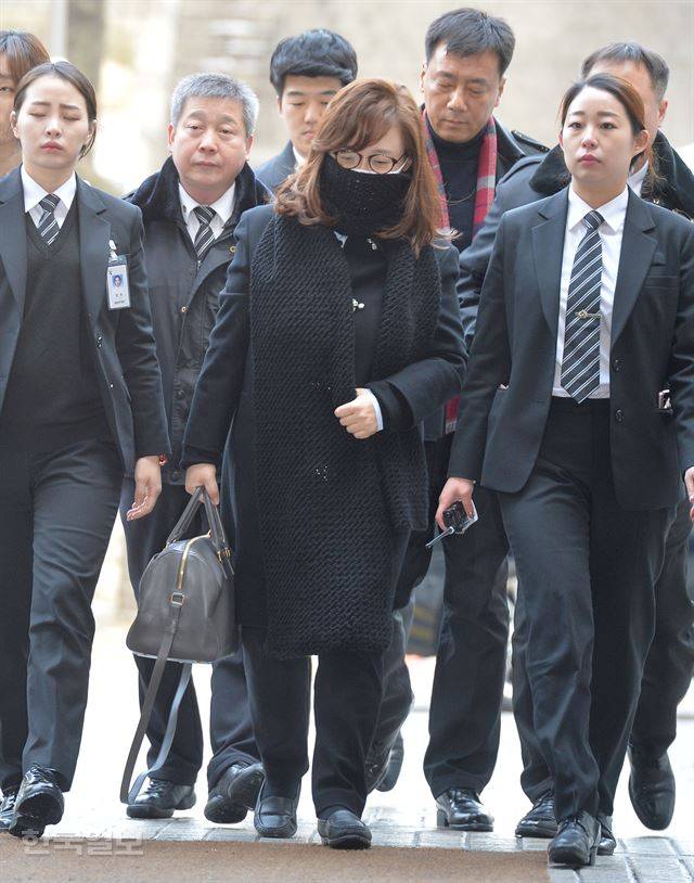 박채윤 와이제이콥스메디칼 대표가 3일 오전 영장실질심사를 받기 위해 서초구 서울중앙지방법원으로 들어가고 있다.  신상순 선임기자