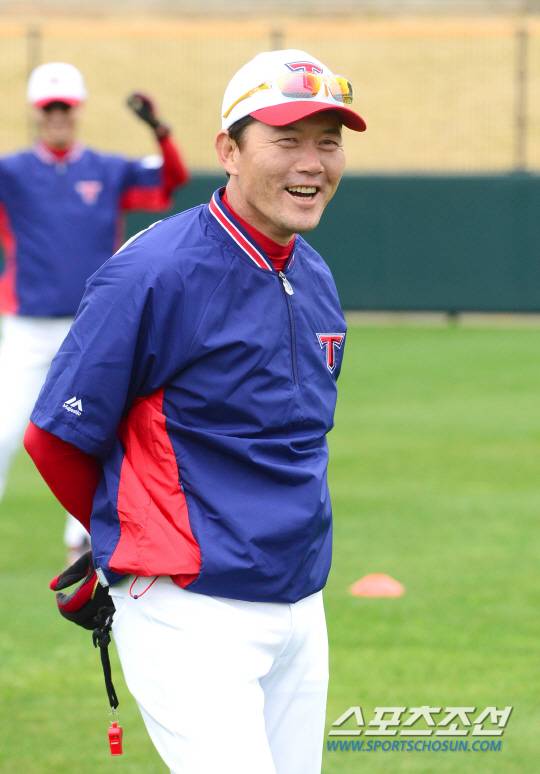 2일 일본 오키나와 킨구장에서 KIA 타이거즈 선수단이 스프링캠프 훈련에 임했다. KIA는 오키나와에서 3월 10일까지 전지훈련을 펼친다. 김민호 코치.  오키나와=송정헌 기자 songs@sportschosun.com/2017.02.02