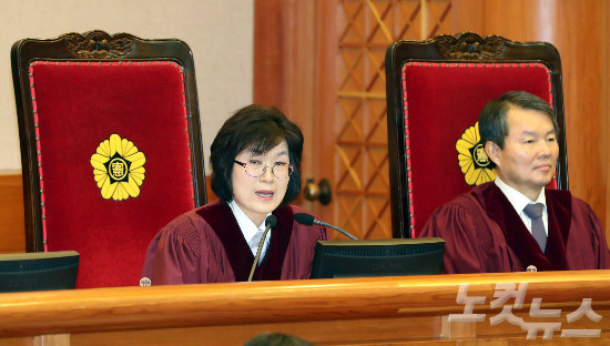 헌법재판소가 '8인 재판관 체제'로 재편된 이후 첫 탄핵심판 변론인 '박근혜 탄핵심판 사건 10차변론'이 1일 오전 이정미 헌재소장 권한대행이 모두발언하고 있다. (사진공동취재단) 황진환기자