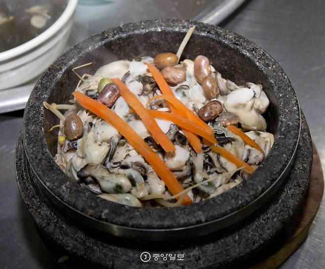 든든하고 영양 많은 굴밥.