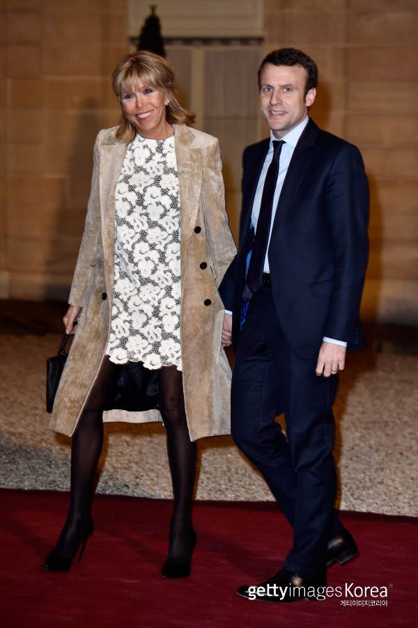 2016년 3월, 프랑스를 방문한 네덜란드 윌리엄 알렉산더 왕 내외를 맞이하기 위해 만찬에 참여하는 마크롱과 트로뉴. 사진|게티이미지/이매진스