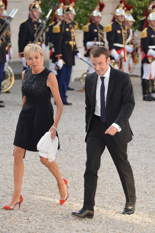 2015년 2월, 프랑수아 올랑드 프랑스 대통령과 만찬을 위해 엘리제 궁전에 도착한 마크롱과 트로뉴. 사진|게티이미지/이매진