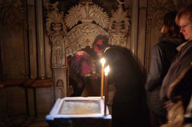 예수의 동굴무덤으로 들어가는 마지막 입구는 낮고 좁았다. 머리를 한껏 숙여야만 들어갈 수가 있었다.