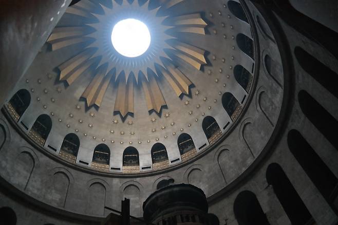 성묘교회의 천장에 있는 돔을 내부에서 올려다 봤다. 이곳을 탈환하고자 유럽의 십자군과 이슬람 사이에 전쟁이 벌어지기도 했다.