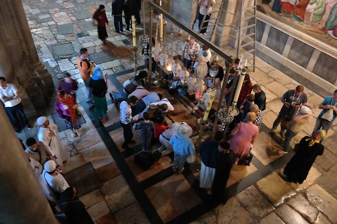 예수의 시신을 염했다고 전해지는 돌판. 순례객들은 그 앞에 엎드려 기도를 했다.