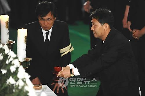 2009년 구속집행정지 결정으로 일시 석방된 안희정 당시 최고위원이 경남 김해 봉하마을에 마련된 노무현 전 대통령의 분향소에서 참배하는 모습 [연합뉴스 자료사진]