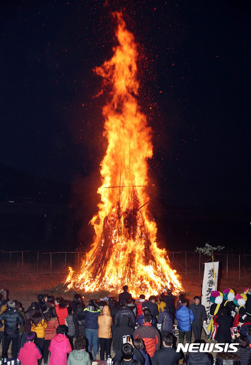 【밀양=뉴시스】안지율 기자 = 9일 경남 밀양시는 오는 11일 정월 대보름 대비 산불대책 종합상황실 확대 운영과 산불방지 특별대책을 수립하고 비상근무체계에 돌입한다. 사진은 지난해 정월 대보름 달집태우기 모습. 2017.02.09. (사진=밀양시 제공)    photo@newsis.com