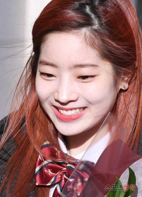 고등학교를 졸업하는 트와이스 다현. 사진=이혜영 기자 lhy@hankooki.com