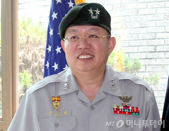 야권 진영의 유력 대권주자인 문재인 전 더불어민주당 대표가 국방·안보 분야의 자문으로 영입한 전인범 전 특전사령관이 캠프 활동을 접고 연수하던 미국으로 돌아가겠다고 10일 밝혔다. 2017.2.10/뉴스1
