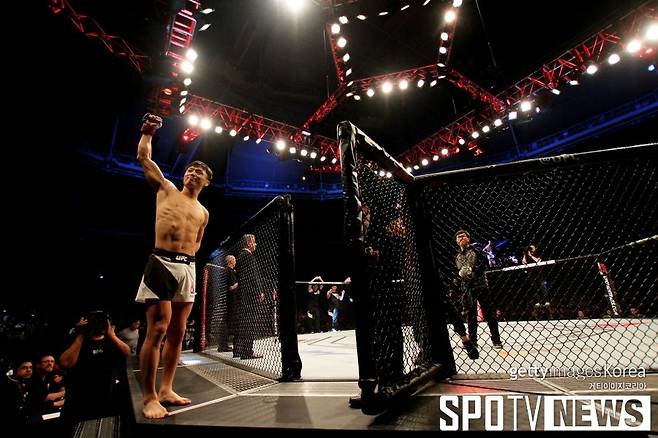 ▲ 최두호는 2015년 11월 UFC 서울 대회에서 샘 시실리아에게 펀치 TKO승을 거뒀다.