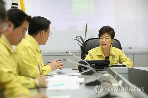 <여객선침몰> 중앙재난안전대책본부 방문한 박 대통령  (서울=연합뉴스) 박근혜 대통령이 진도 인근 해상에서 발생한 세월호 침몰 사고와 관련 16일 오후 정부서울종합청사 중앙재난안전대책본부를 방문, 가능한 모든 인력과 장비를 동원해 생존자 구조에 최선을 다해달라고 당부하고 있다. 2014.4.16 << 청와대 제공 >>  jeong@yna.co.kr  (끝)