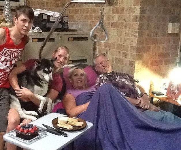 마이클과 잉그리드 버그너 부부와 일가의 한때. 버그너는 2011년 뇌졸중으로 쓰러졌고, 마이클은 24시간 그를 간병했다.  잉그리드 버그너 페이스북.