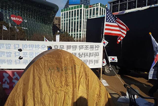 ▲ 서울 시청광장에 조성된 '애국 텐트촌'에 세워진 서북청년단 텐트. ⓒ프레시안(최하얀)