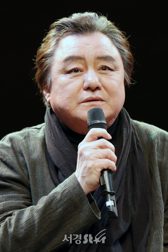 김종구가 10일 열린 연극 ‘혈우’ 프레스콜에서 인사말을 하고 있다.