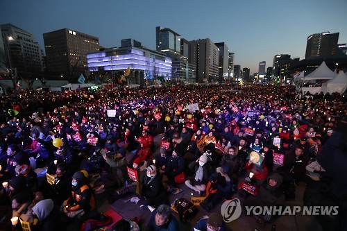 퇴진촉구 촛불시위      (서울=연합뉴스) 박동주 기자 = 11일 서울 광화문 광장에서 열린 박근혜 대통령 퇴진촉구 촛불집회에서 참가자들이 구호를 외치고 있다. 2017.2.11      pdj6635@yna.co.kr