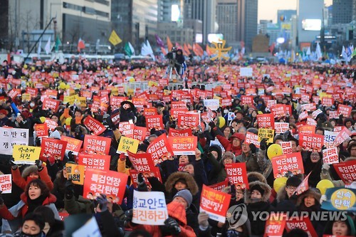 광화문 광장 메운 퇴진촉구 시민  (서울=연합뉴스) 윤동진 기자 = 11일 오후 광화문 광장에서 박근혜 대통령 퇴진촉구 촛불집회에 참석해 손 피켓을 들고 있다. 2017.2.11  mon@yna.co.kr  (끝)