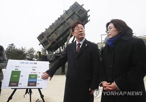 군부대 방문한 이재명 성남시장      (성남=연합뉴스) 홍기원 기자 = 이재명 성남시장(왼쪽)이 13일 오전 경기도 남부에 위치한 공군 제3방공유도탄여단 예하 8630부대를 방문해 인터뷰를 하고 있다. 2017.2.13      xanadu@yna.co.kr