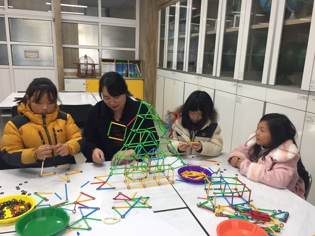 '수학구조물대회'에 참가한 삼양초 학생과 학부모가 수학교구를 활용해 창의적인 구조물을 만들고 있다. 이희숙 교사 제공